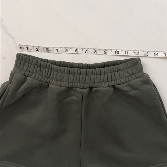 NEW Women’s PARKE 
Fleece Sweatshorts in Hunter Green 
Size XS - Picture 2 of 8